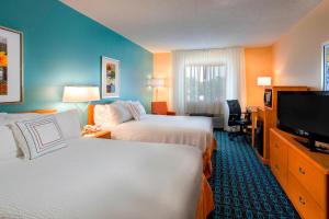 um quarto de hotel com duas camas e uma televisão de ecrã plano em Fairfield Inn by Marriott Pensacola I-10 em Pensacola