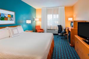 um quarto de hotel com uma cama e uma televisão de ecrã plano em Fairfield Inn by Marriott Pensacola I-10 em Pensacola
