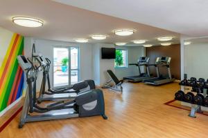 a gym with treadmills and ellipticals in a room at Sheraton Hotel Metairie New Orleans in Metairie