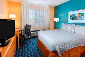 um quarto de hotel com uma cama e uma televisão de ecrã plano em Fairfield Inn by Marriott Pensacola I-10 em Pensacola