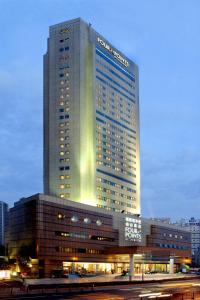 上海的住宿－上海浦東福朋喜來登由由酒店，一座高大的建筑,上面有很多灯