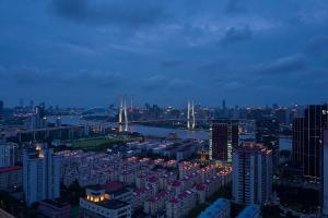 Vista generica su Shanghai o vista sulla città dall'interno dell'hotel