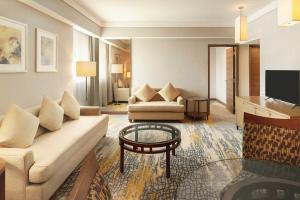 上海的住宿－上海浦東福朋喜來登由由酒店，客厅配有沙发和桌子