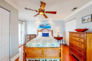 Postel nebo postele na pokoji v ubytování Sun King Yacht Club 2C