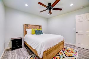 Un pat sau paturi într-o cameră la Austin House & San Antonio House