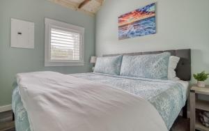 un dormitorio con una cama y una ventana en Beach Bliss - Meredith Lodging, en Rockaway Beach