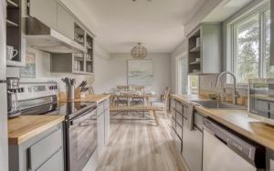 Køkken eller tekøkken på Camp Street Cottage - Meredith Lodging