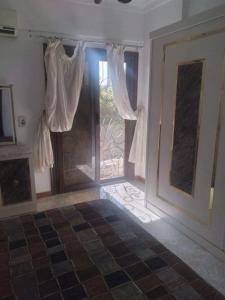 Een badkamer bij شقة بالاسكندرية سوبر لوكس بالمعمورة الشاطئ