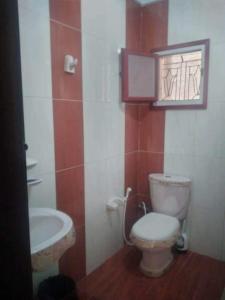 een badkamer met een toilet en een wastafel bij شقة بالاسكندرية سوبر لوكس بالمعمورة الشاطئ in New cairo