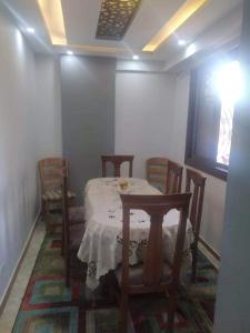 een eetkamer met een tafel en stoelen in een kamer bij شقة بالاسكندرية سوبر لوكس بالمعمورة الشاطئ in New cairo
