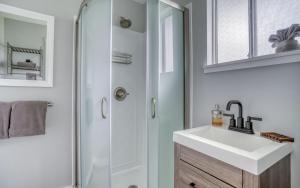 Et badeværelse på Camp Street Cottage - Meredith Lodging