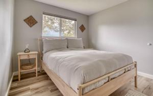 En eller flere senge i et værelse på Camp Street Cottage - Meredith Lodging