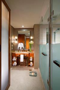 uma casa de banho com um lavatório e um espelho em Sheraton Grand Shanghai Pudong Hotel & Residences em Xangai