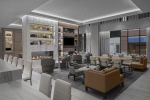 Majoituspaikan AC Hotel by Marriott St Louis Central West End baari tai lounge-tila