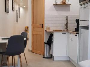 Kuchyňa alebo kuchynka v ubytovaní Charmant Appartement au Centre-ville d'Épinal, Parfait pour 2 avec Commodités Incluses - FR-1-589-468