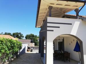 a patio with an archway and a table in a house at Apartments with a parking space Pavicini, Marcana - 21315 in Pavicini