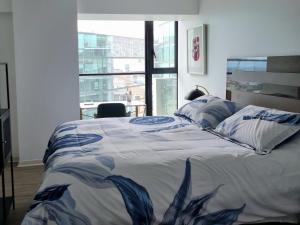 a bedroom with a large bed with a large window at Antofagasta de Lujo in Antofagasta