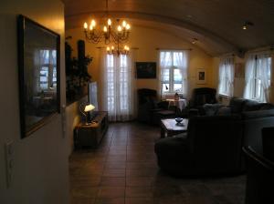 una sala de estar con sofás y una lámpara de araña. en Three Sisters Apartments en Reikiavik