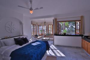 ein Schlafzimmer mit Bett und ein Wohnzimmer in der Unterkunft La villa del sol - pool & spa and staff in Puerto Vallarta + 23 Fotos