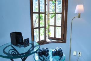 zwei Kameras auf einem Glastisch vor einem Fenster in der Unterkunft La villa del sol - pool & spa and staff in Puerto Vallarta