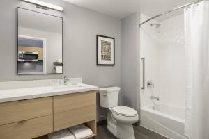 Phòng tắm tại TownePlace Suites By Marriott Rochester Mayo Clinic Area +39 ảnh