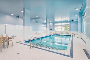 The swimming pool at or close to Element Calgary Airport