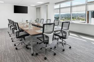 una sala de conferencias con una mesa larga y sillas en Element Calgary Airport, en Calgary