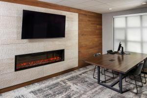 A television and/or entertainment centre at Four Points by Sheraton Appleton