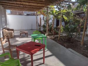 een groep stoelen en een tafel in een kamer bij flying monkey hostel in Nazca