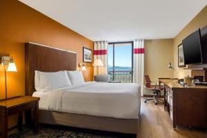 a hotel room with a bed and a desk and a window at Four Points by Sheraton - San Francisco Bay Bridge in Emeryville