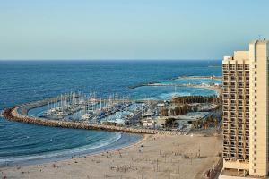 vista su una spiaggia con porto turistico di Sheraton Grand Tel Aviv a Tel Aviv