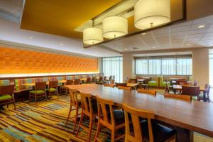 una grande sala conferenze con un lungo tavolo e sedie di Fairfield Inn & Suites by Marriott Austin San Marcos a San Marcos