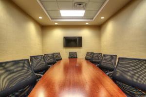 uma sala de conferências com uma mesa e cadeiras de madeira em Fairfield Inn & Suites by Marriott Austin San Marcos em San Marcos