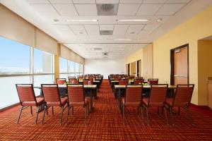 une salle de conférence avec une grande table et des chaises dans l'établissement Courtyard by Marriott Leon at The Poliforum, à León