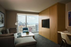 ein Wohnzimmer mit einem Sofa und einem großen Fenster in der Unterkunft Marriott Marquis Chicago in Chicago