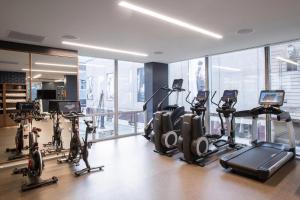 un gimnasio con cintas de correr y máquinas elípticas en Le Meridien Essex Chicago, en Chicago