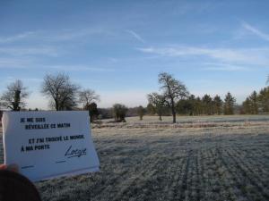 a sign in the middle of a field with a sign at Cozy Holiday Home in Ceauc in Céaucé