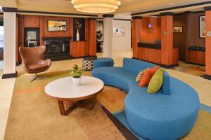 vestíbulo con sofá azul y mesa en Fairfield Inn & Suites Kingsland, en Kingsland