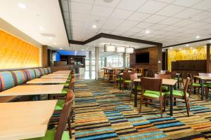 a dining room with tables and chairs in a restaurant at Fairfield Inn by Marriott Houston Northwest/Willowbrook in Houston