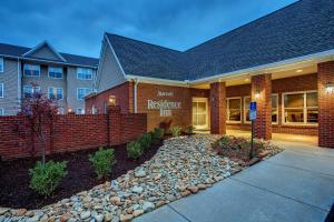 un bâtiment avec un panneau à l'avant dans l'établissement Residence Inn Knoxville Cedar Bluff, à Knoxville