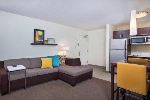 a living room with a couch and a kitchen at Residence Inn Knoxville Cedar Bluff in Knoxville