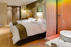 Ένα ή περισσότερα κρεβάτια σε δωμάτιο στο Protea Hotel by Marriott Bloemfontein Willow Lake