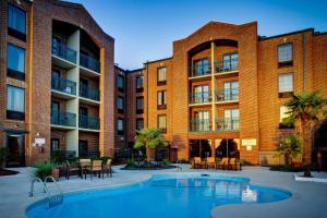 a courtyard with a swimming pool in front of a building at Courtyard by Marriott New Bern in New Bern