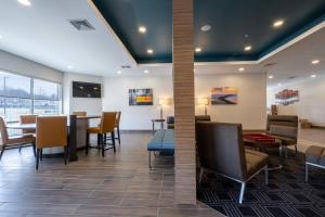 TownePlace Suites by Marriott Clinton في كلينتون: غرفة انتظار مع طاولة وكراسي