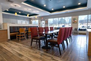 TownePlace Suites by Marriott Clinton في كلينتون: غرفة طعام مع طاولة وكراسي