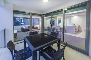 Link Portside Wharf Apartment Hotel的厨房或小厨房