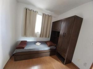 カンポス・ドス・ゴイタカゼスにあるGaia Campos Trevoの小さなベッドルーム(ベッド1台、キャビネット付)