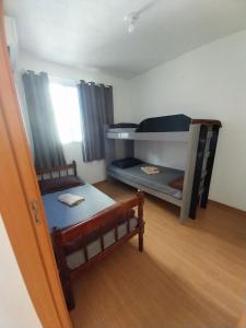 カンポス・ドス・ゴイタカゼスにあるGaia Campos Trevoの二段ベッドが2つと窓のある部屋