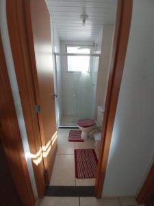 カンポス・ドス・ゴイタカゼスにあるGaia Campos Trevoのトイレと窓のある小さなバスルーム