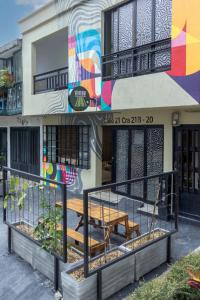 un bâtiment avec une table et des chaises devant lui dans l'établissement Ventiuna Hotel y Coliving, à Pereira